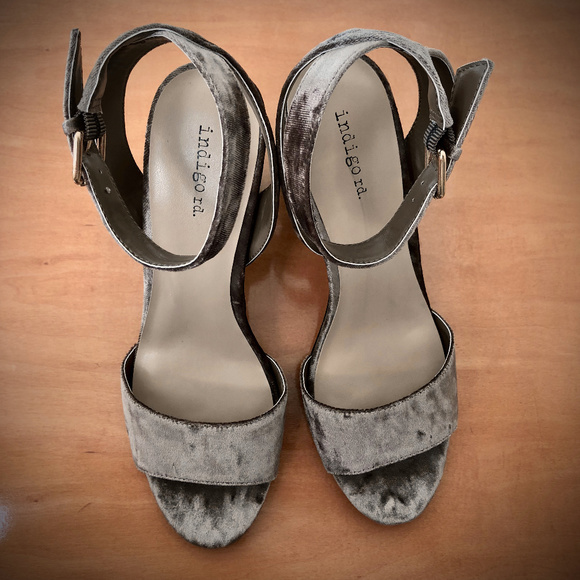 Indigo Road NWT Brown Velvet Ankle Strap Heeled Sandals 8.5M - Picture 4 of 7